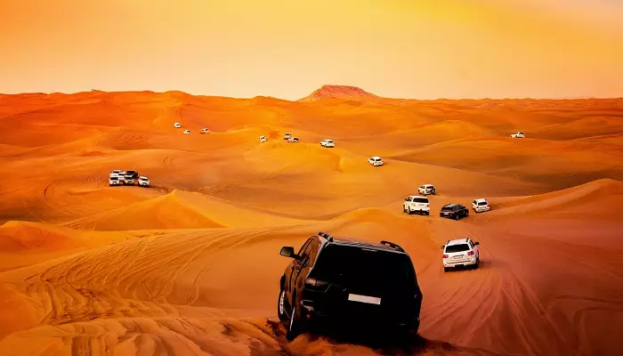 تصویری از یک خودرو در بیابان های دبی