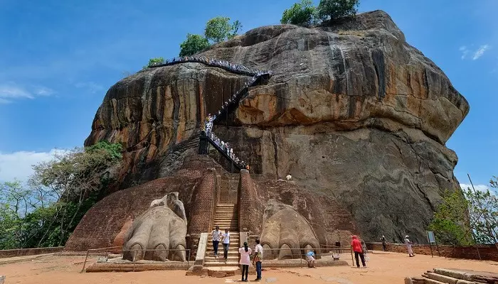 تصویری از ورودی قلعه سیگیریا