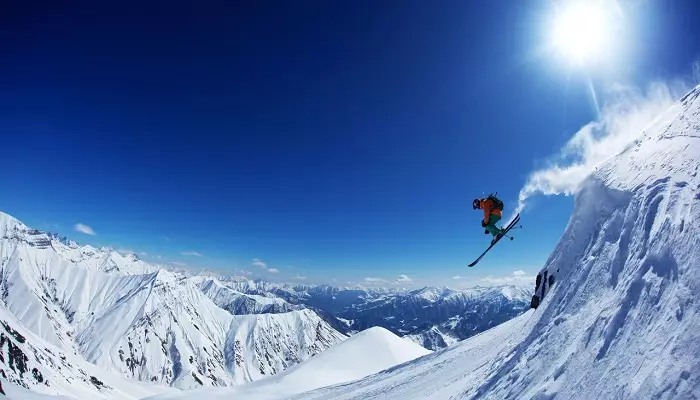 عکسی از اسکی در برف باتومی