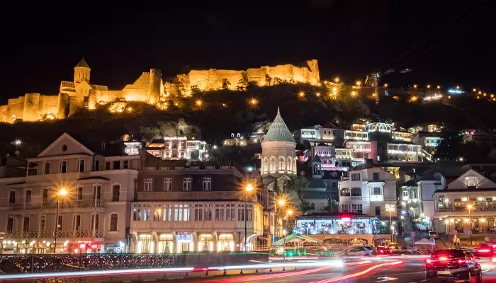 نمایی از شهر تفلیس گرجستان در شب