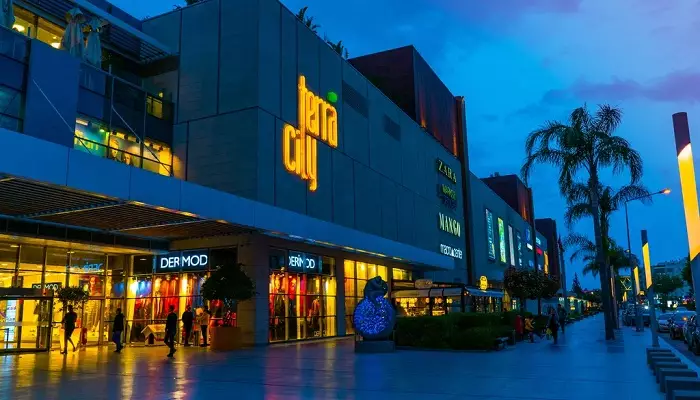 نمای بیرونی مرکز خرید تراسیتی