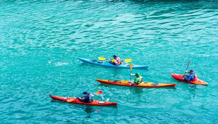 تصویری از قایق سواری در ساحل بانوان کوش آداسی