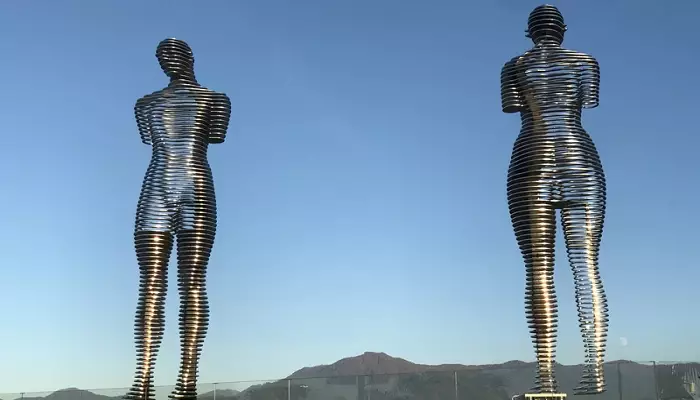 عکس علی و نیو مجسمه