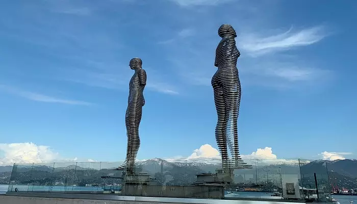 تصویری از مجسمه علی و نینو