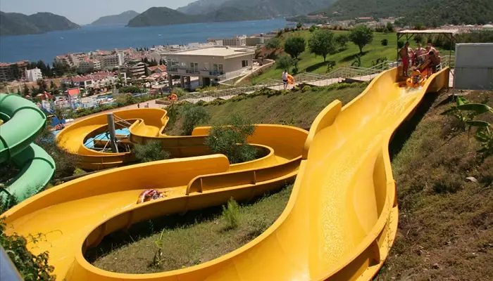 یکی از سرسره های پارک آبی آکوا دریم