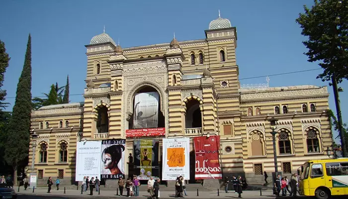 نمای بیرونی خانه اپرا پالیاشویلی
