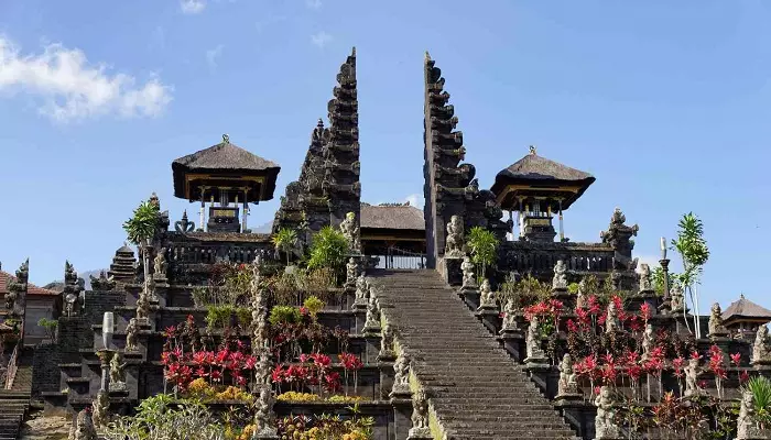 تصویری از معبد بساکی