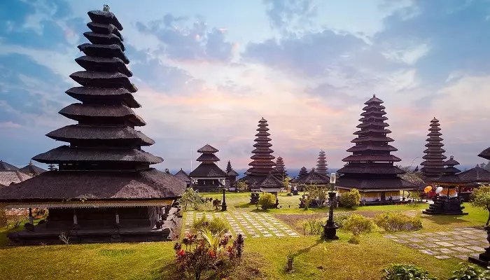 نمایی زیبا از معبد بساکی