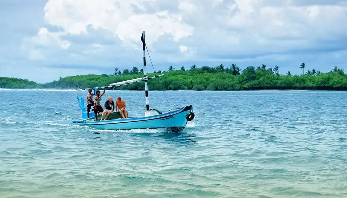 قایق سواری در دریا در مالدیو