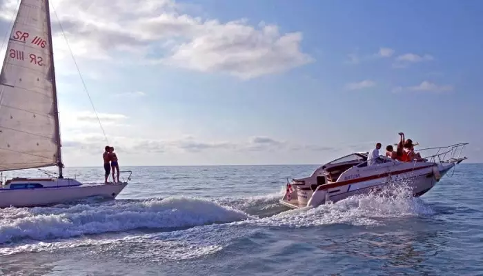 نمایی از قایق سواری در باتومی