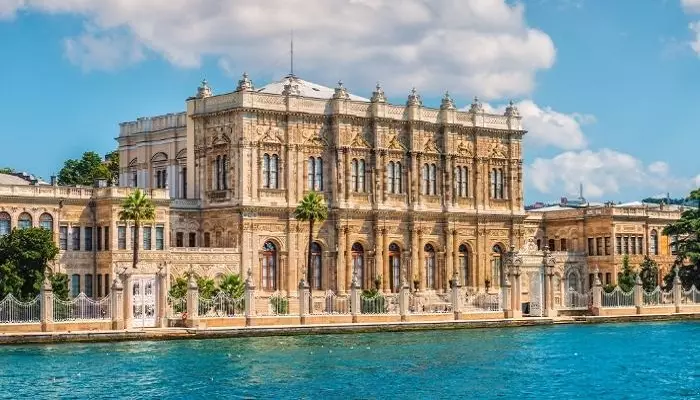 تصویری از کاخ دولما باغچه در نزدیکی تنگه بسفر