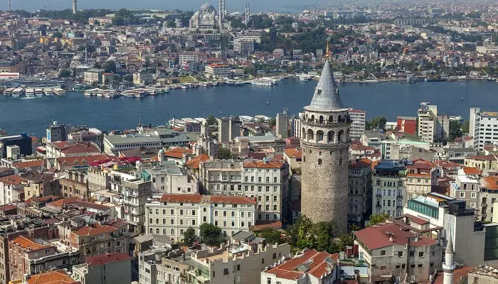 تصویری از برج گالاتا در نزدیکی تنگه بسفر