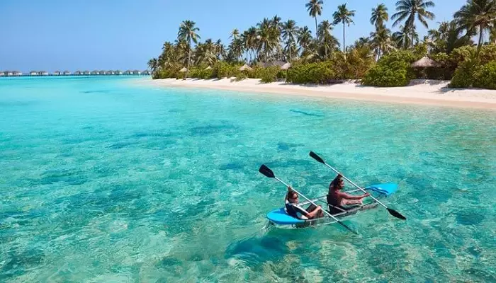 عکسی از کایاک سواری در مالدیو