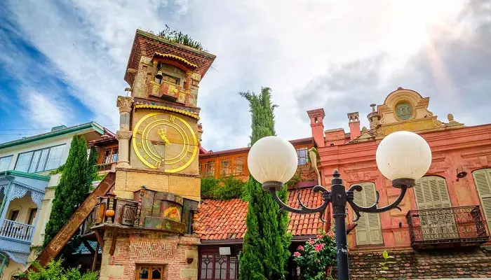 عکسی از برج ساعت کج تفلیس