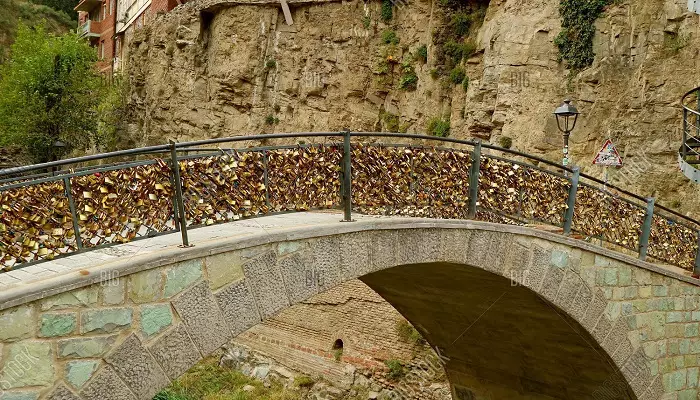 نمایی از پل قفل عشق تفلیس