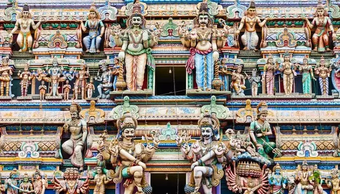 تصویری از تعداد زیادی مجسمه روی دیوار