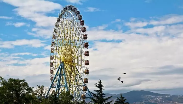 تصویری از یک چرخ و فلک در تفلیس