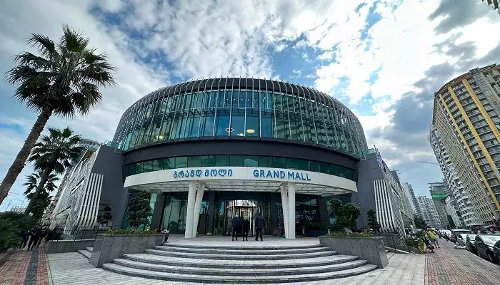 نمایی از مرکز خرید گرند مال در باتومی