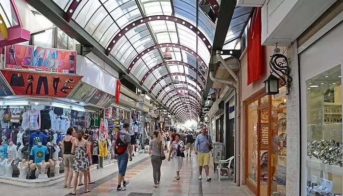 نمایی از یک مرکز خرید در مارماریس