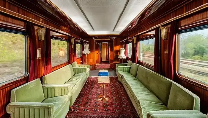 نمایی از صندلی های کلاس یک قطار سریلانکا