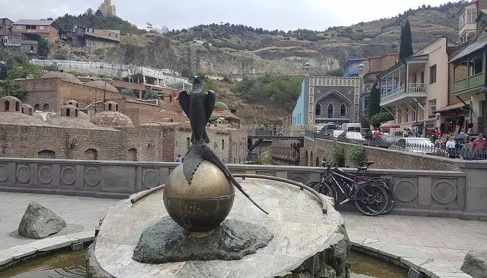 عکسی از مجسمه شاهین و قرقاول