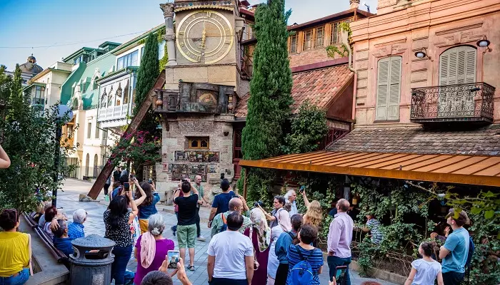 تصویری از گردشگران در حال بازدید از برج ساعت تفلیس