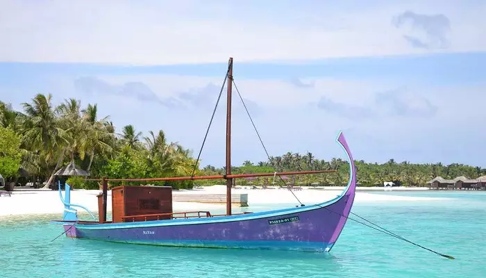 تصویری از یک قایق مخصوص حمل و نقل در مالدیو
